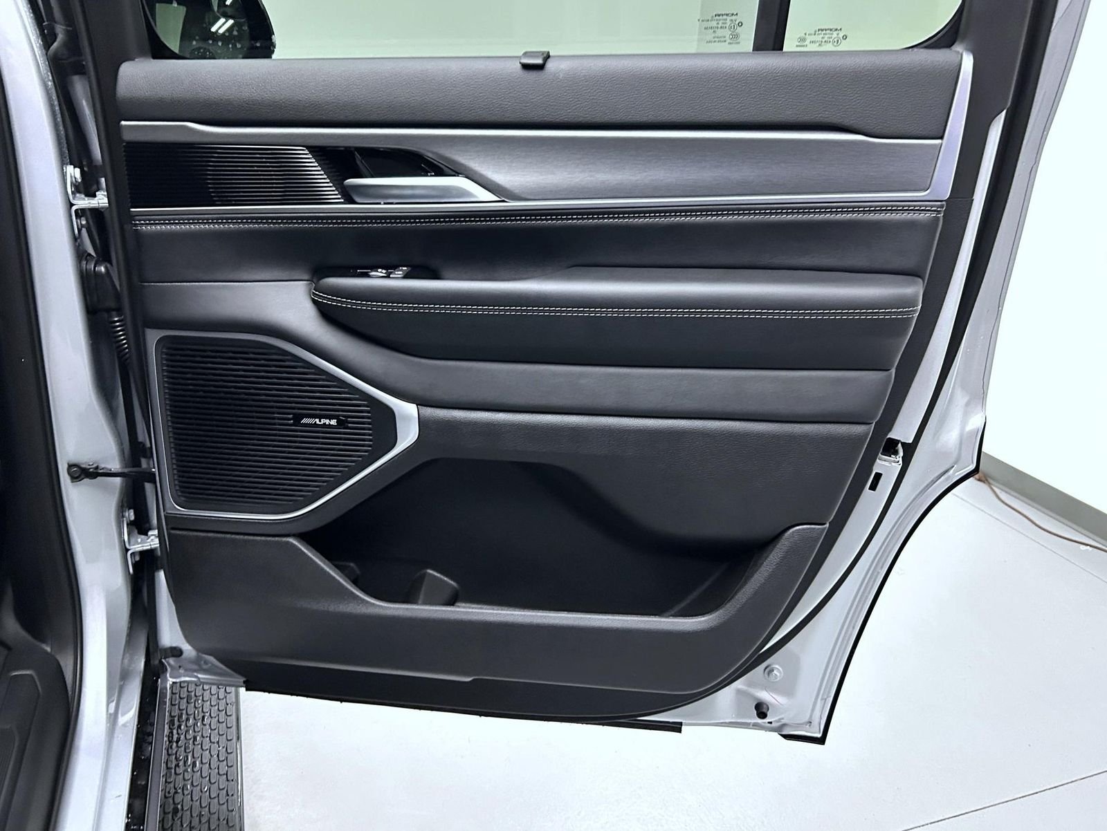 New 2026 Silver-Zynith Exterior Paint Jeep Limited Altitude image 17