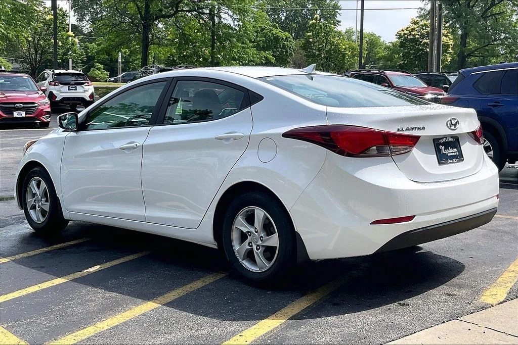Used 2015 White Hyundai SE image 13