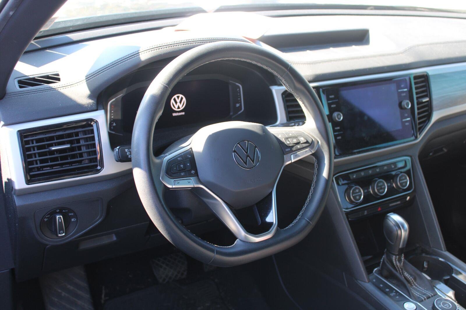 Used 2022 Deep Black Pearl Volkswagen 3.6L V6 SE w/Technology image 9