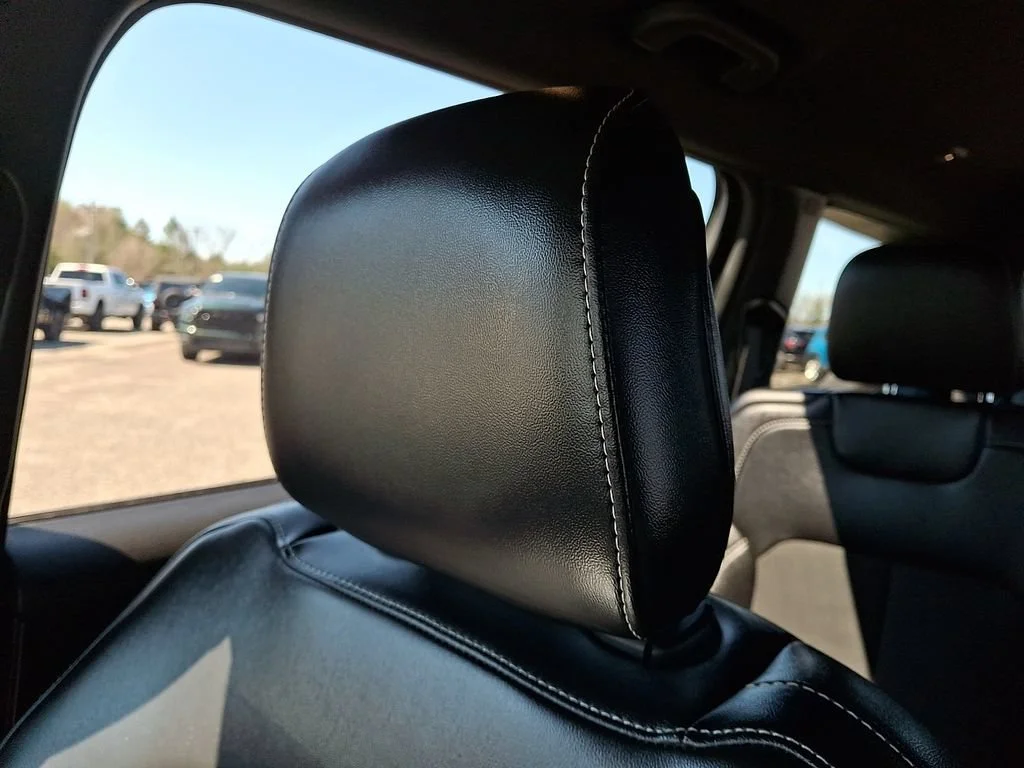 Used 2024 Diamond Black Crystal Pearlcoat Jeep Altitude image 18