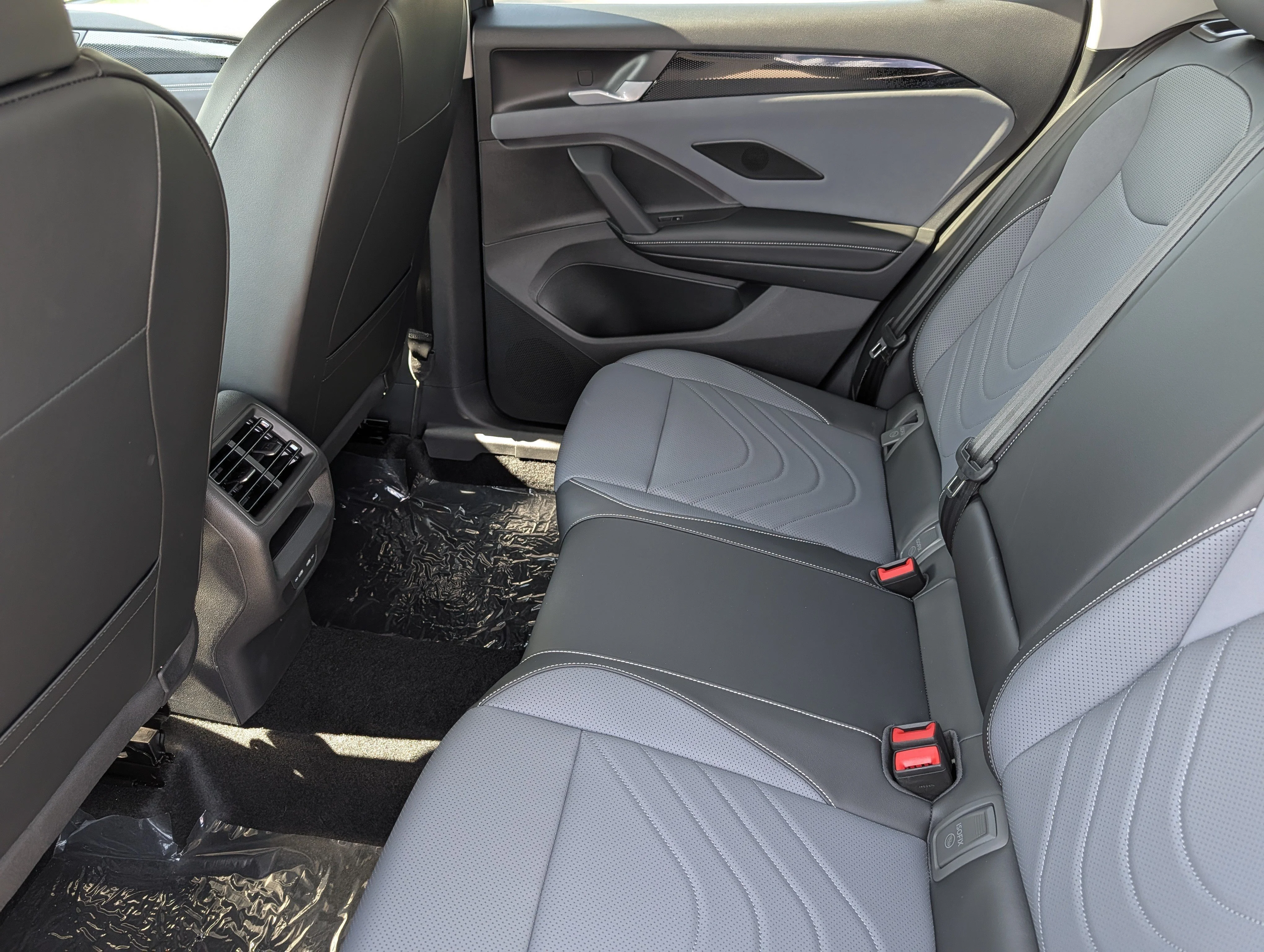 New 2026 Platinum Gray Metallic Volkswagen SE image 8