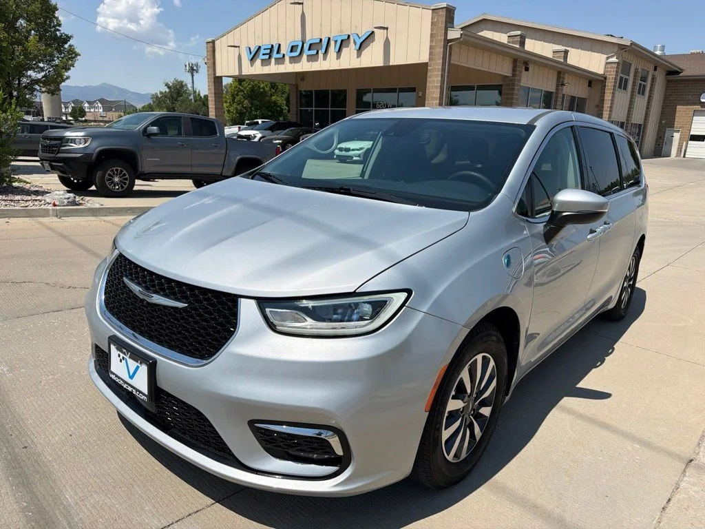 Used 2023 Silver Chrysler Touring L image 6