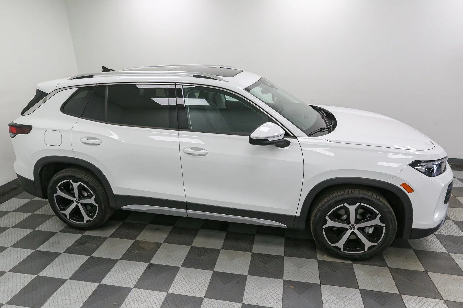 New 2026 Pure White Volkswagen SE image 5