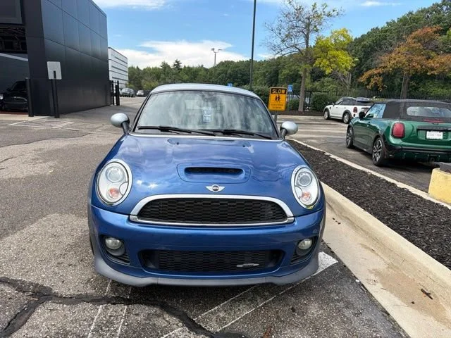 Used 2013 Lightning Blue Metallic MINI  image 2