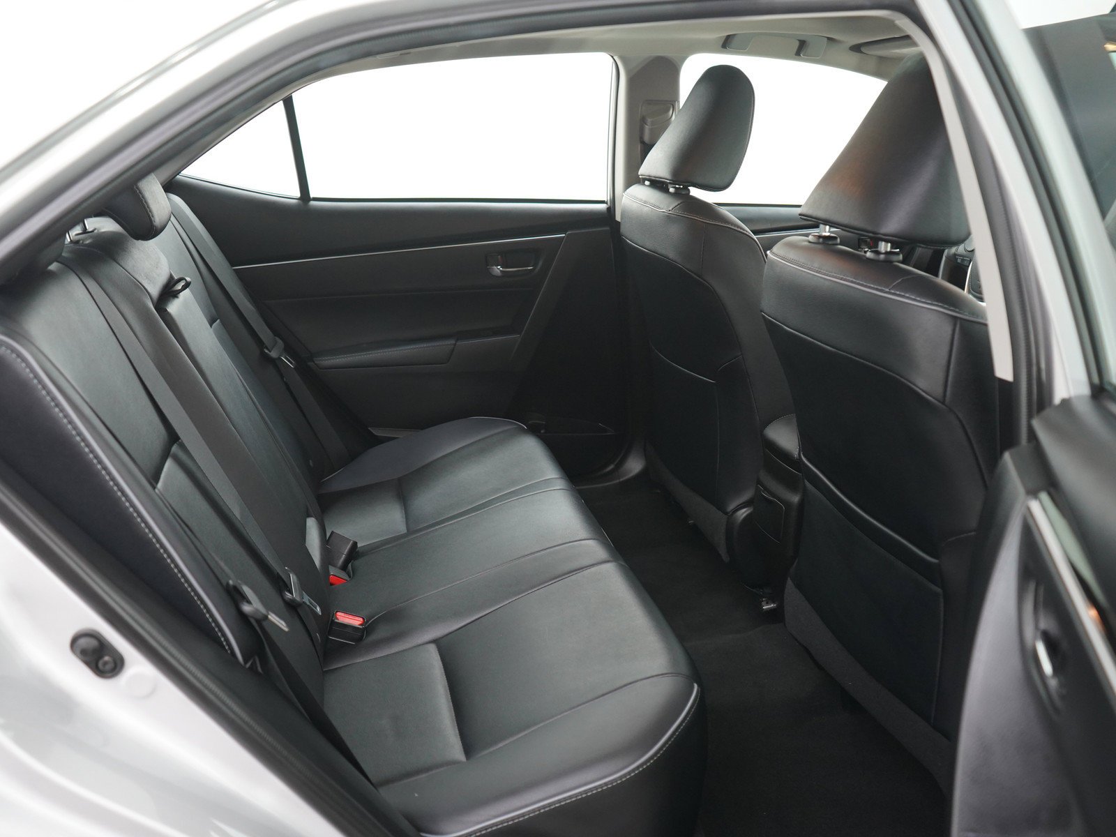 Used 2017 Classic Silver Metallic Toyota Xle image 12