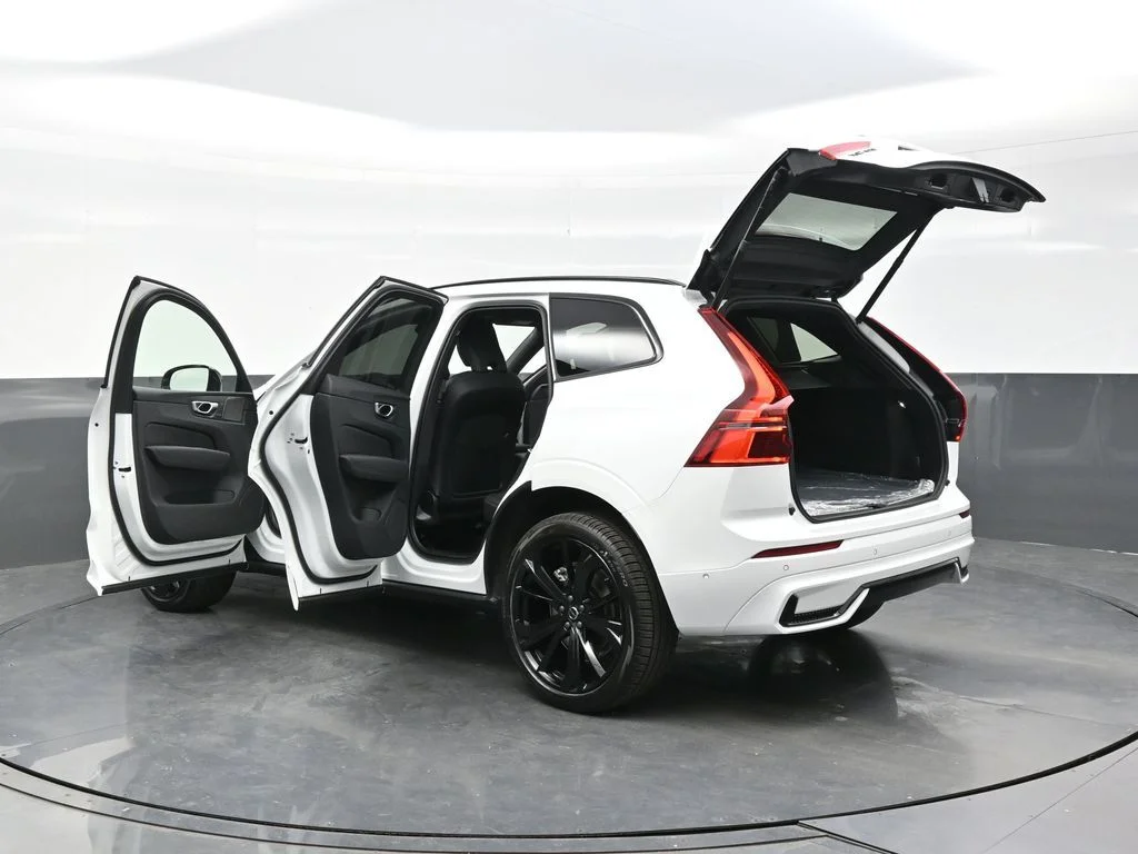 New 2026 Crystal White Volvo T8 Ultra Black Edition image 45