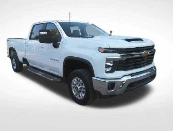 Used 2025 Summit White Chevrolet LT image 2