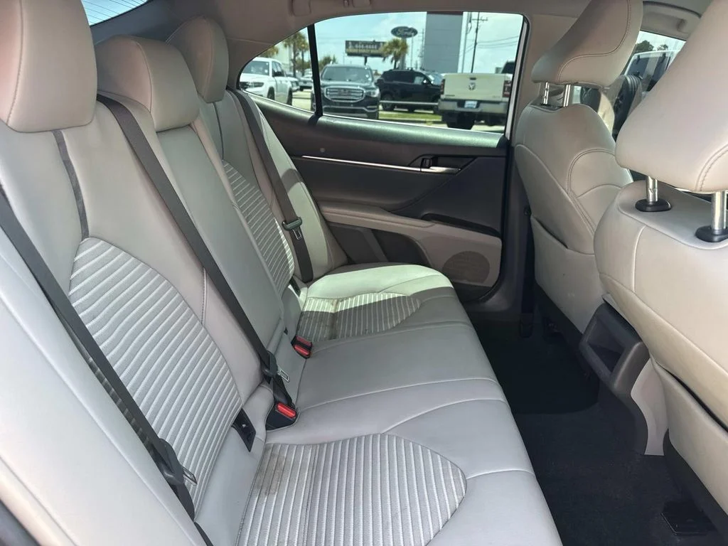 Used 2022 White Toyota SE image 9