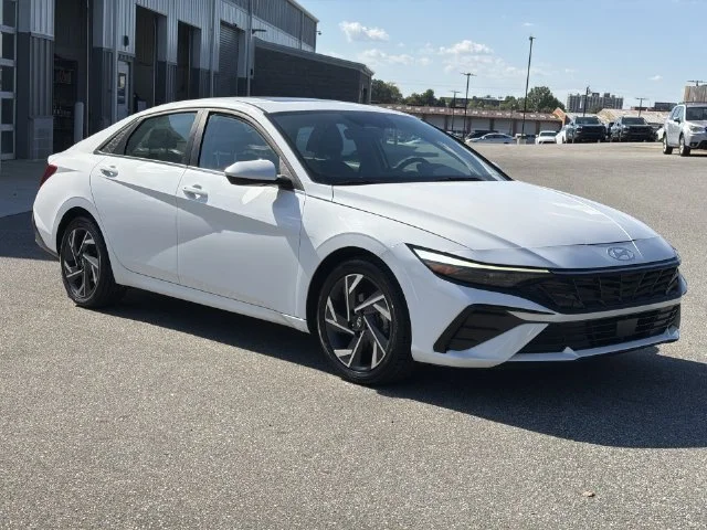 Used 2025 White Hyundai SEL Convenience image 15