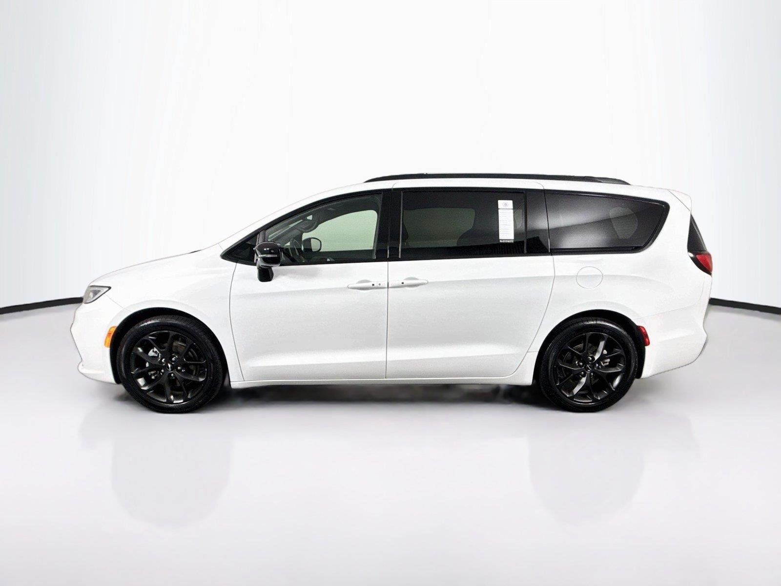 Used 2025 Bright White Clearcoat Chrysler Limited image 14