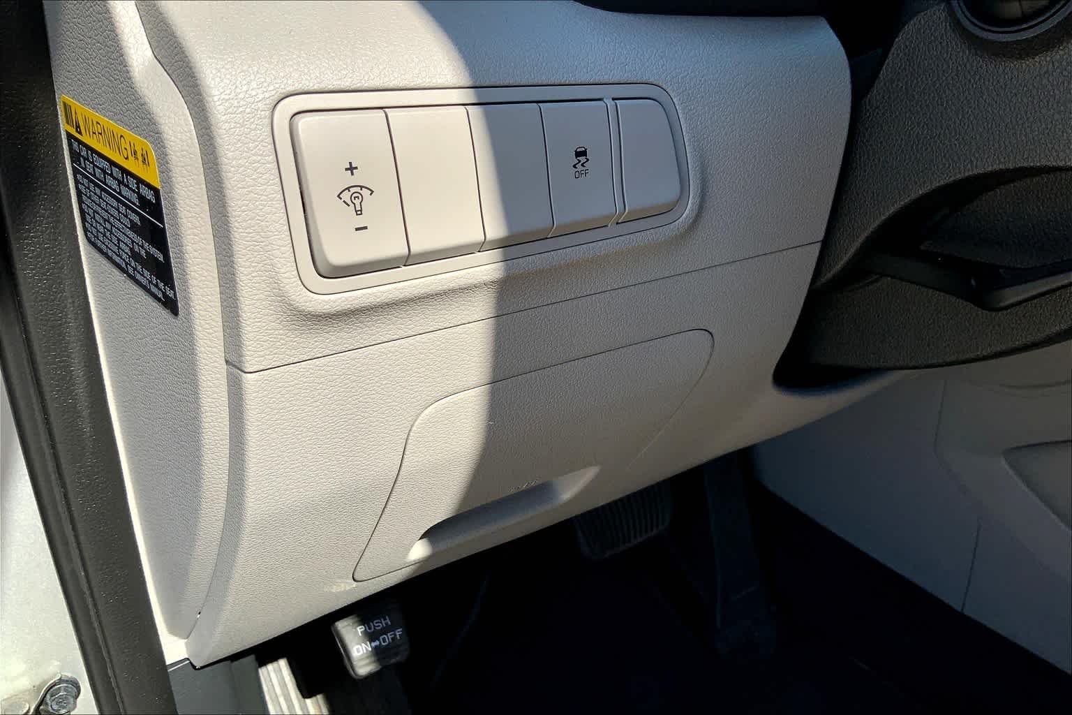 Used 2018 Molten Silver Hyundai SE image 35