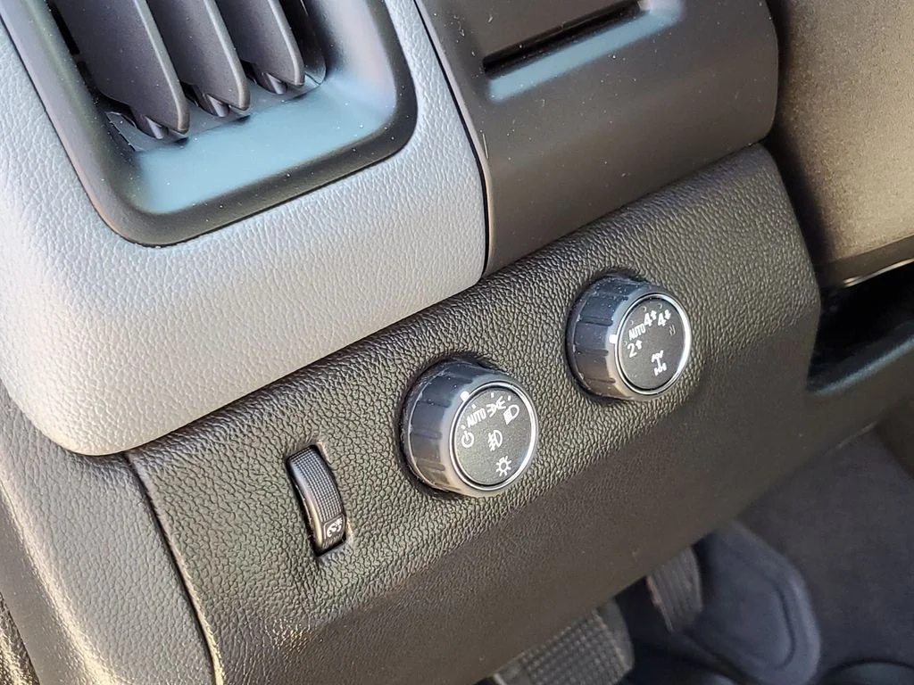 Used 2019 Gray Chevrolet Z71 image 13