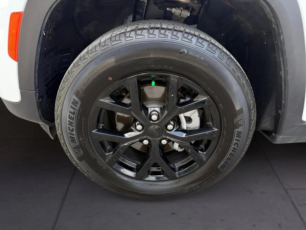 Used 2025 White Jeep Altitude image 9