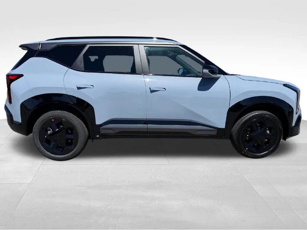 New 2027 Pale Gray Kia X-Line S image 8