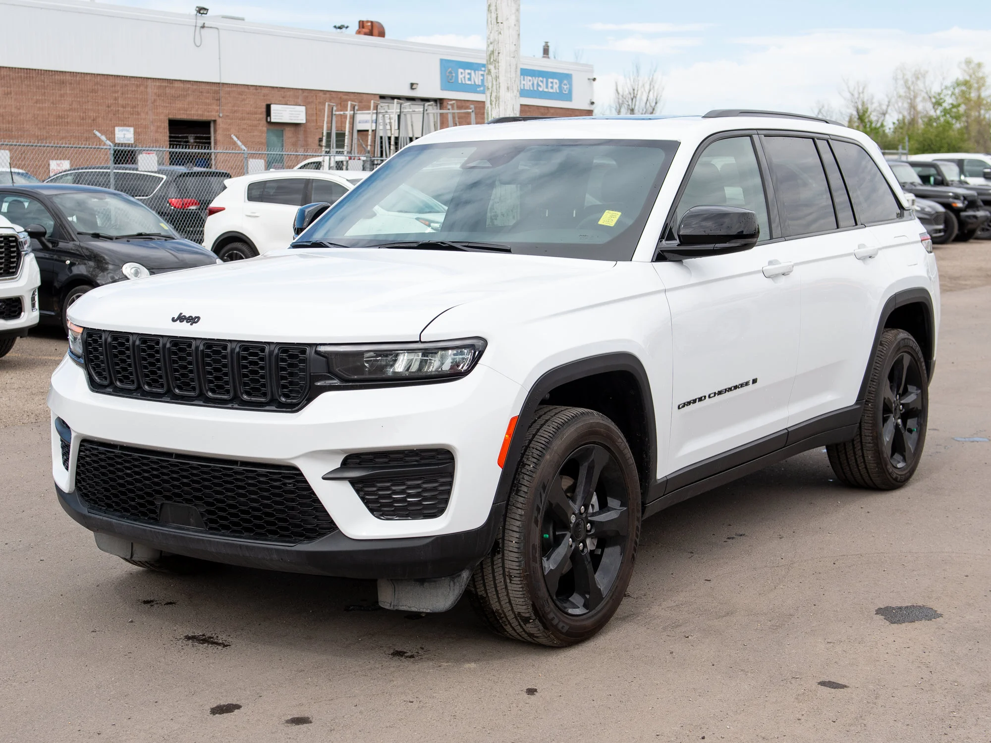 Certified Used 2025 White Jeep Altitude * No Accidents | Trailer Tow Pack | V6 | Adaptive Cruise | Sunroof image 12