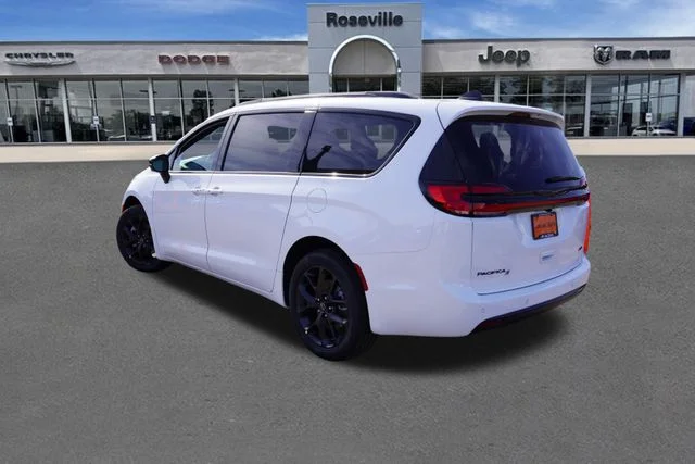 New 2026 Bright White Clear-Coat Exterior Paint Chrysler Select image 6