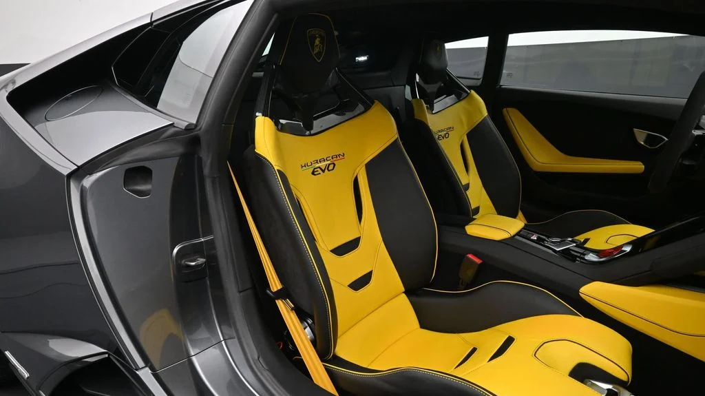 Used 2022  Lamborghini Base image 11