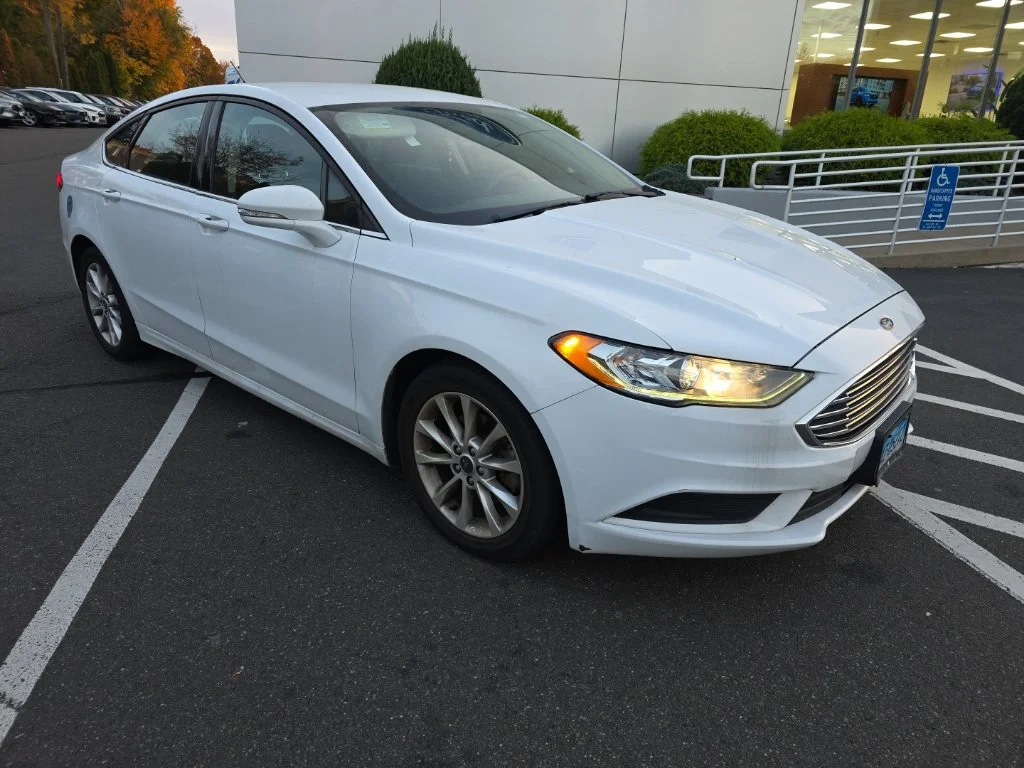 Used 2017 White Platinum Clearcoat Metallic Ford SE image 1