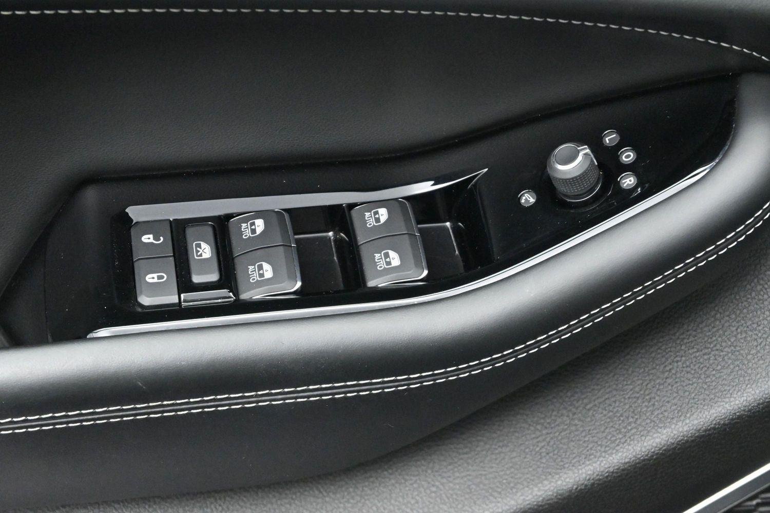 Used 2023 Diamond Black Crystal Pearlcoat Jeep Overland image 14