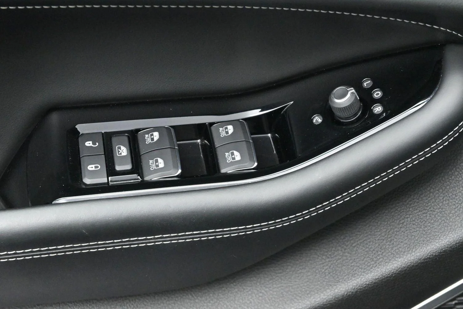 Used 2023 Diamond Black Crystal Pearlcoat Jeep Overland image 14