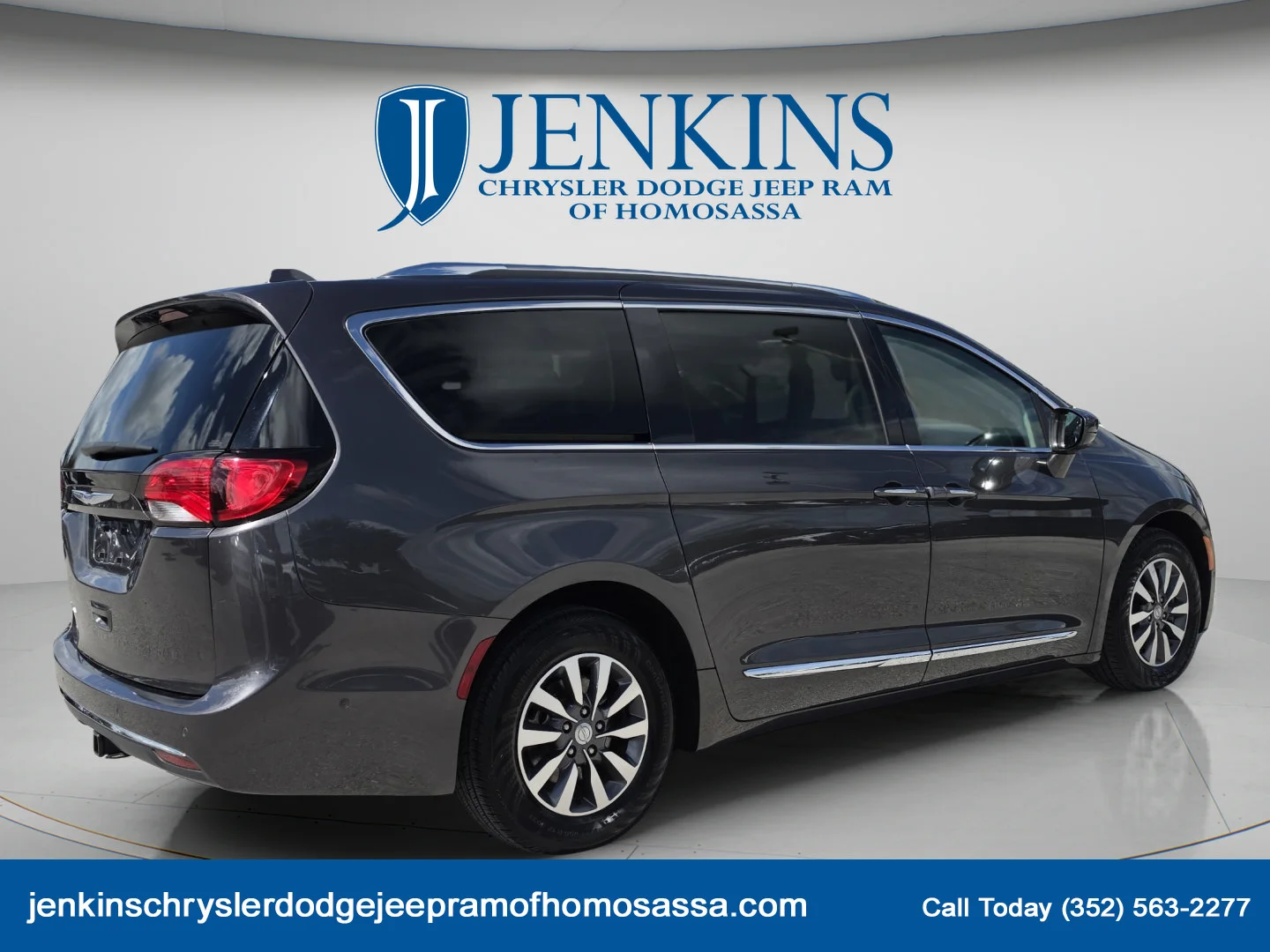 Used 2020 Granite Crystal Metallic Clearcoat Chrysler Touring L Plus image 4