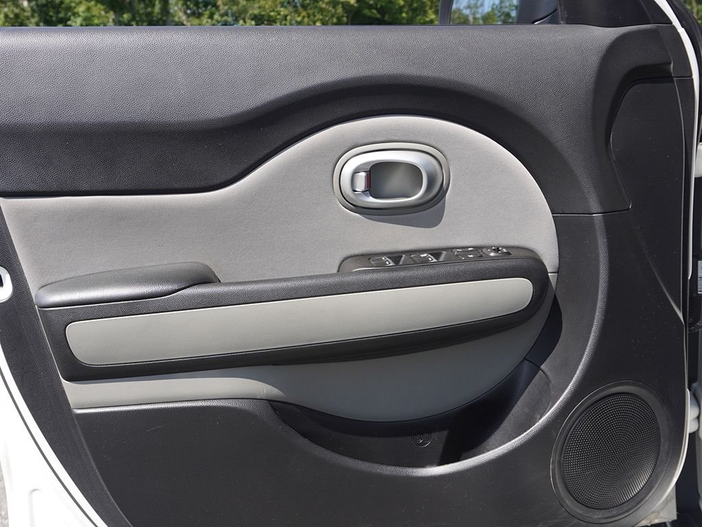 Used 2018 White Kia Base image 13