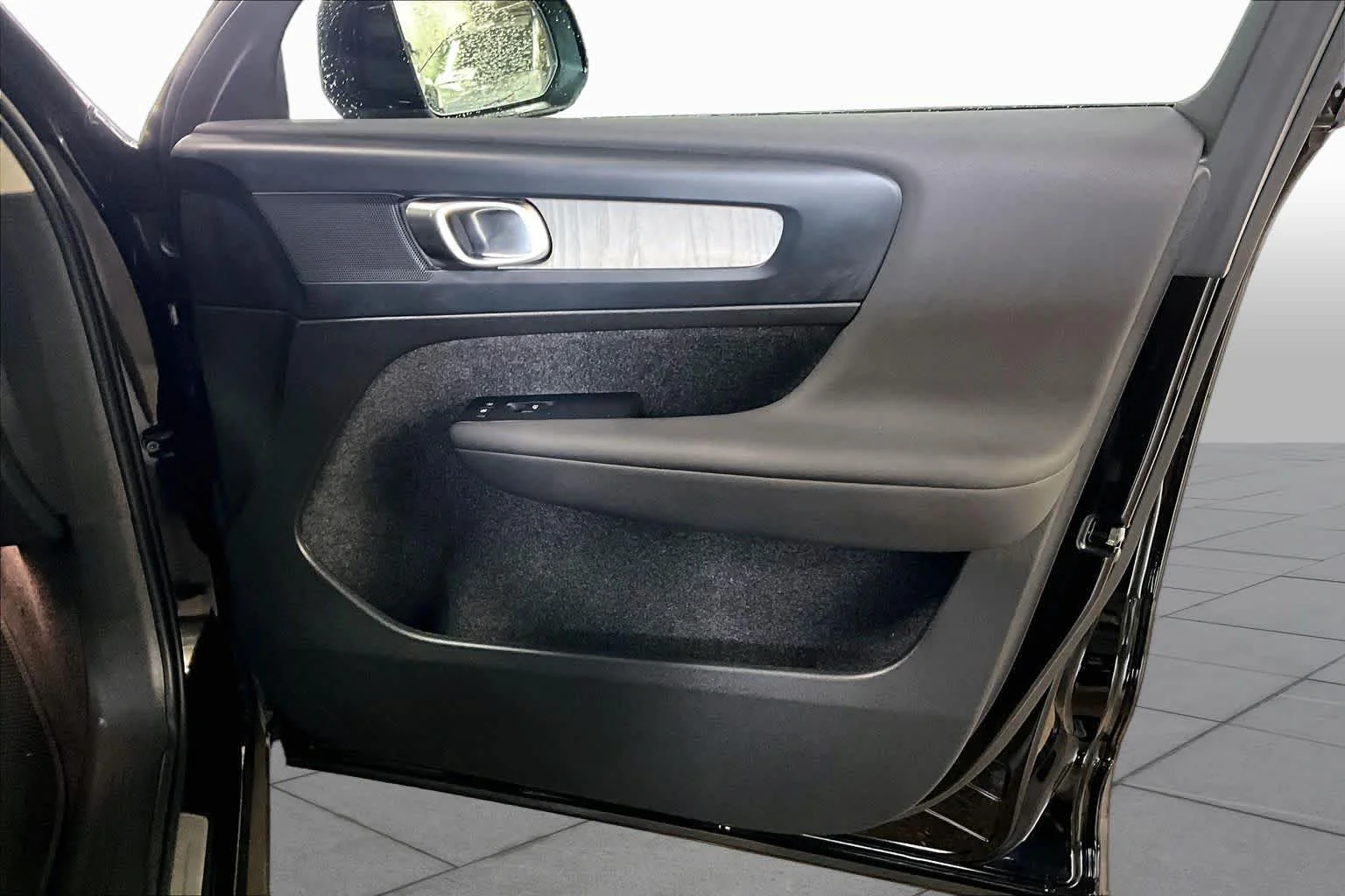 Used 2024 Onyx Black Metallic Volvo Plus Dark Theme image 22