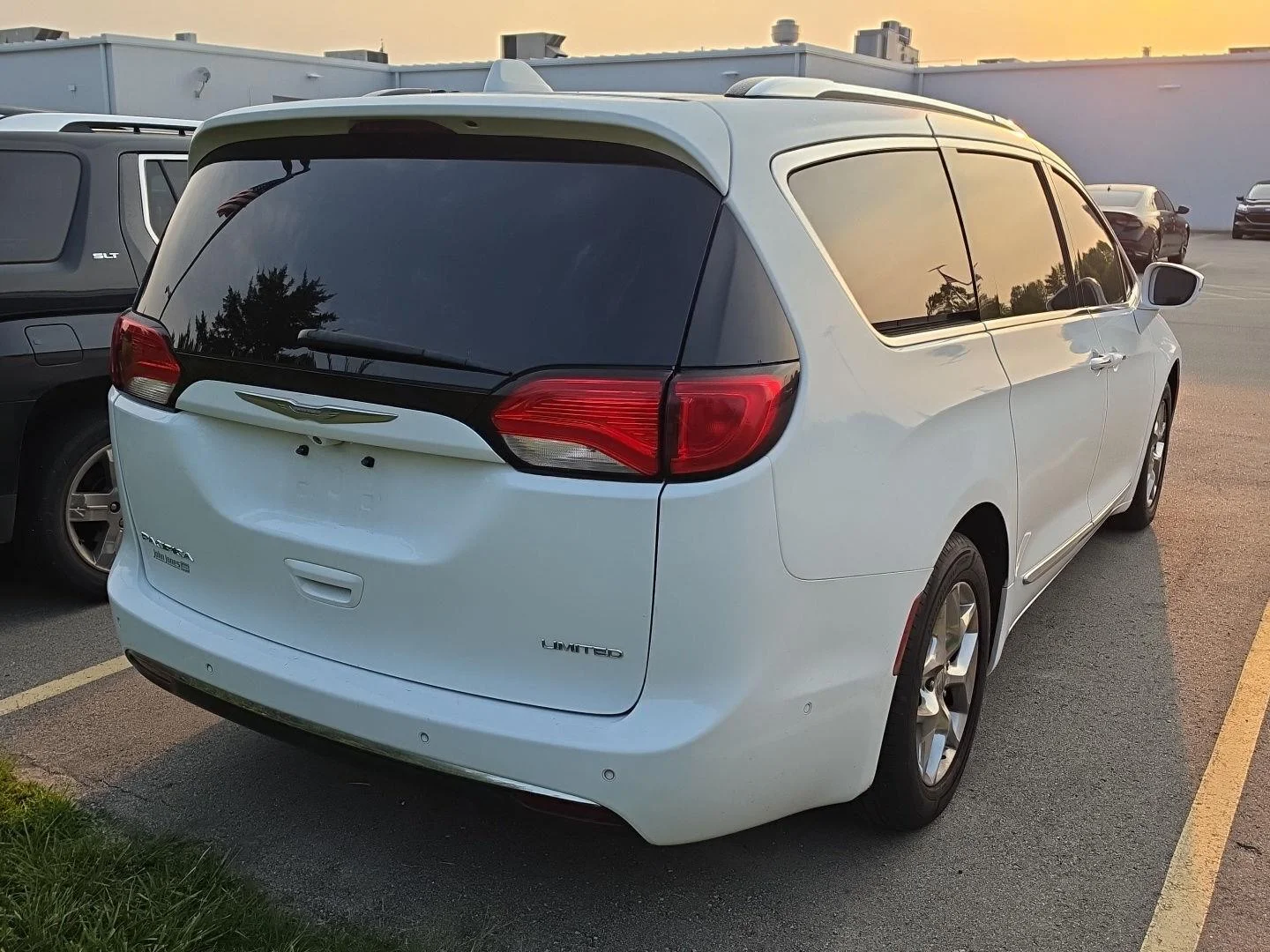 Used 2017 Bright White Clearcoat Chrysler Limited image 3