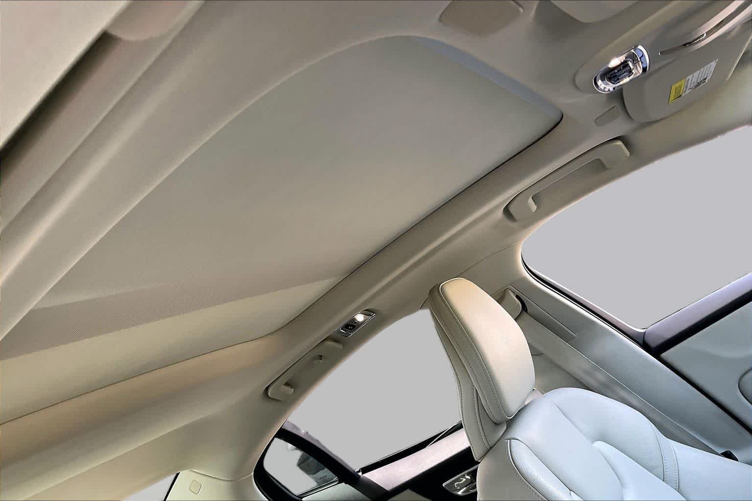 Used 2019 Denim Blue Metallic Volvo Momentum image 14