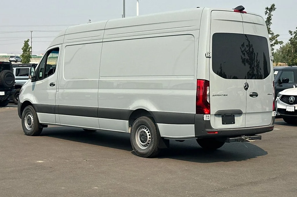 Used 2024  Mercedes-Benz Cargo 170 WB image 3