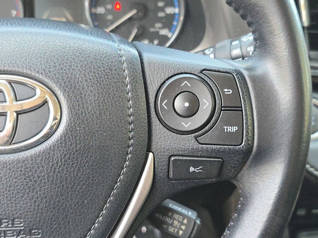 Used 2016  Toyota XLE image 24