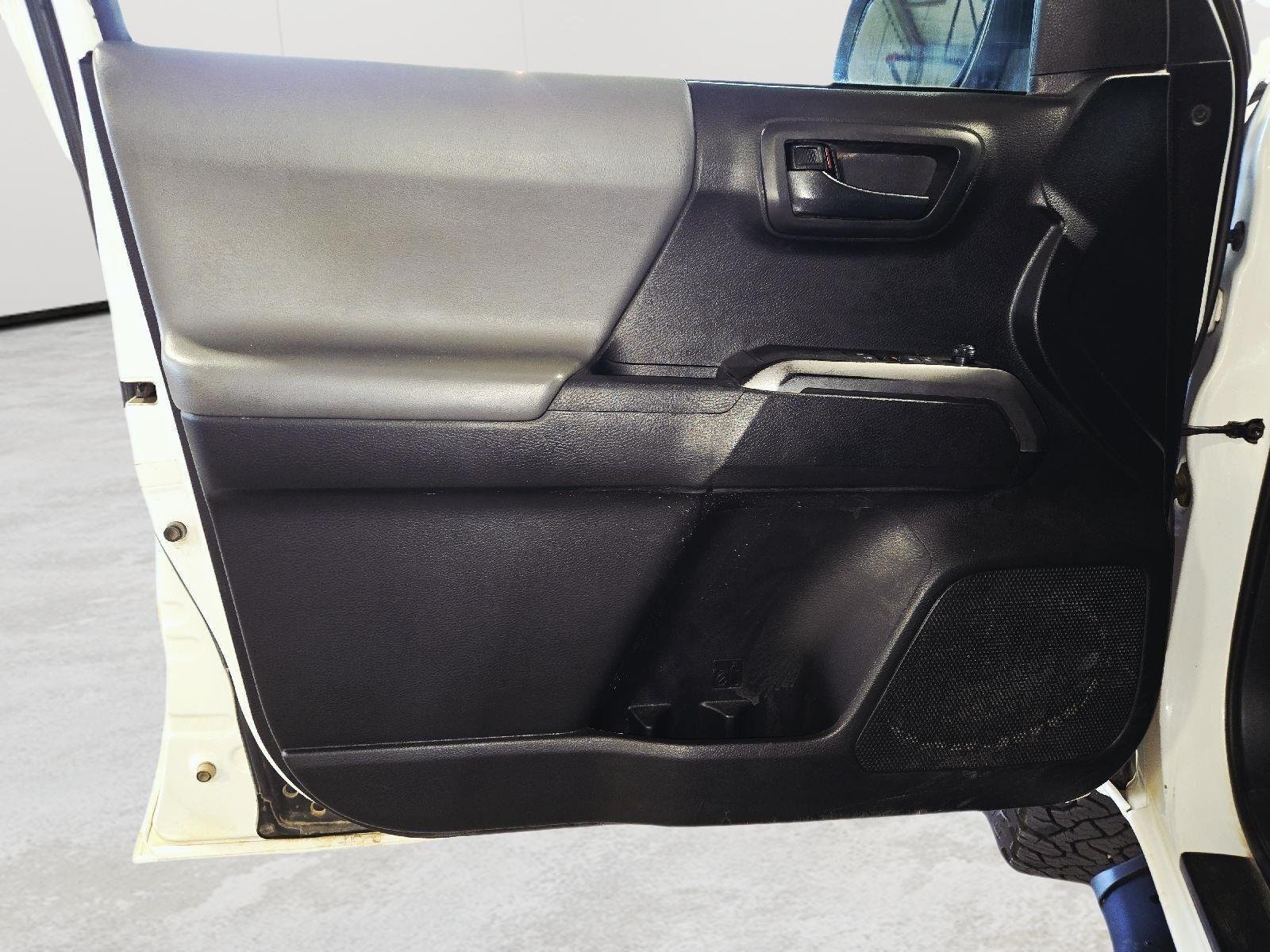Used 2019 Super White Toyota SR5 image 20