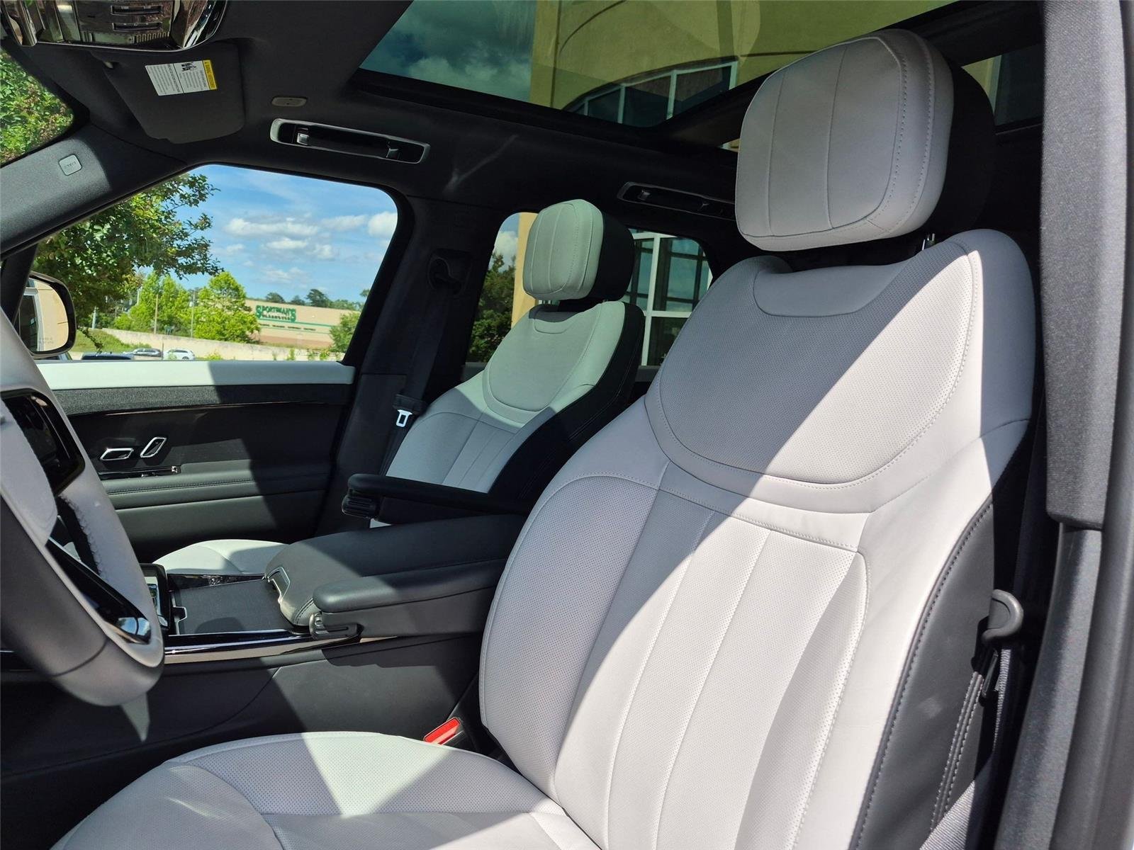 Used 2024 Fuji White Land Rover Dynamic SE image 14