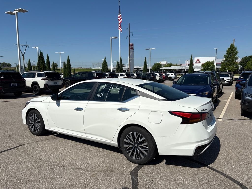 Used 2025 White Nissan 2.5 SV image 6