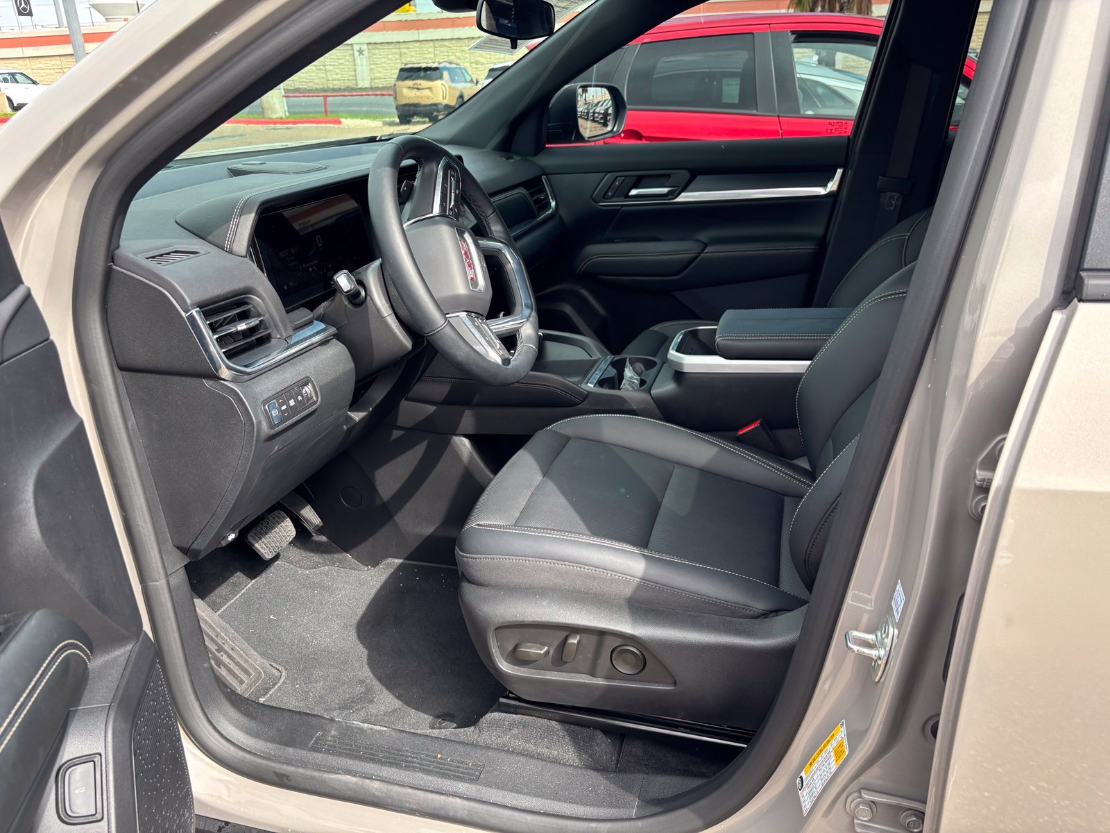 Used 2026  GMC Elevation image 8