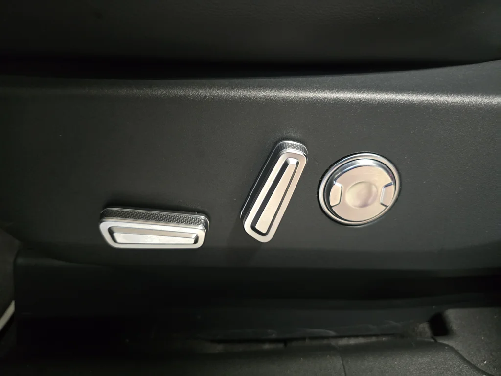 Used 2025 Silver Lincoln Premiere image 18
