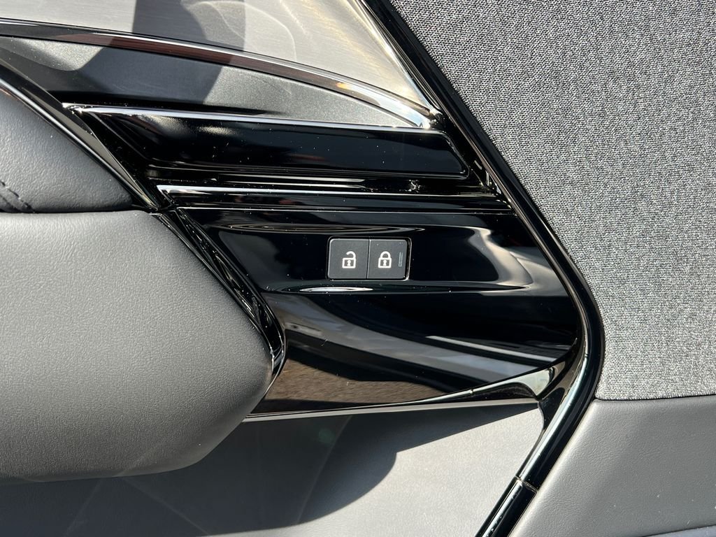 Used 2023  Land Rover SE Dynamic image 12