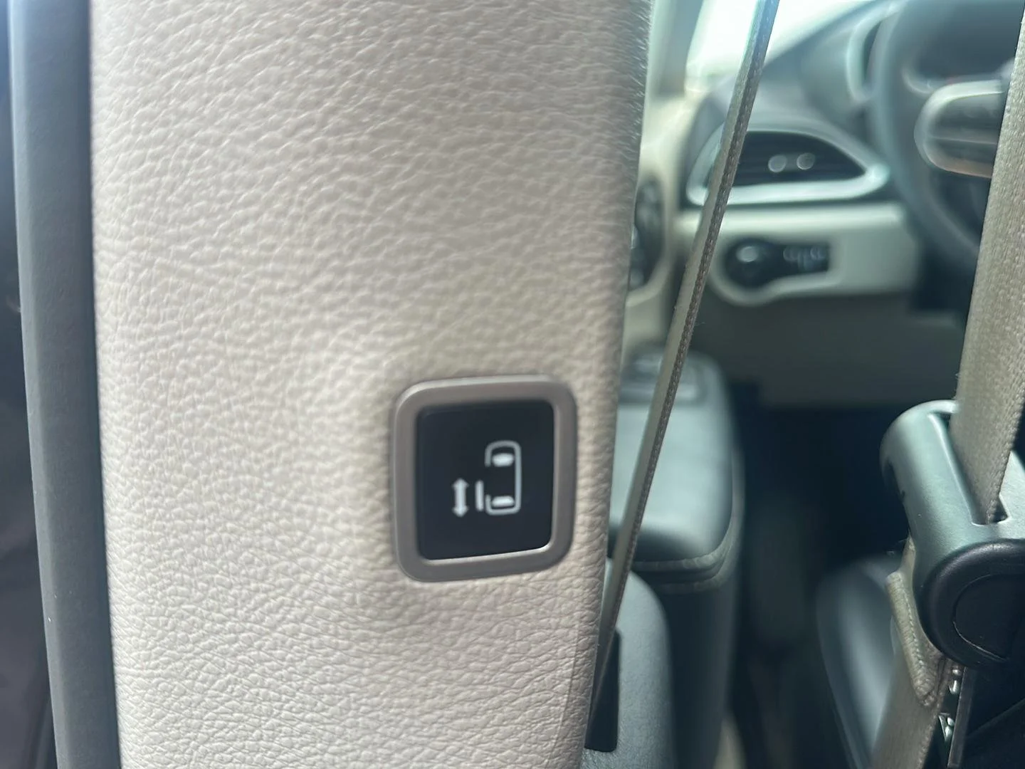 Used 2024 Diamond Black Chrysler Touring L image 11