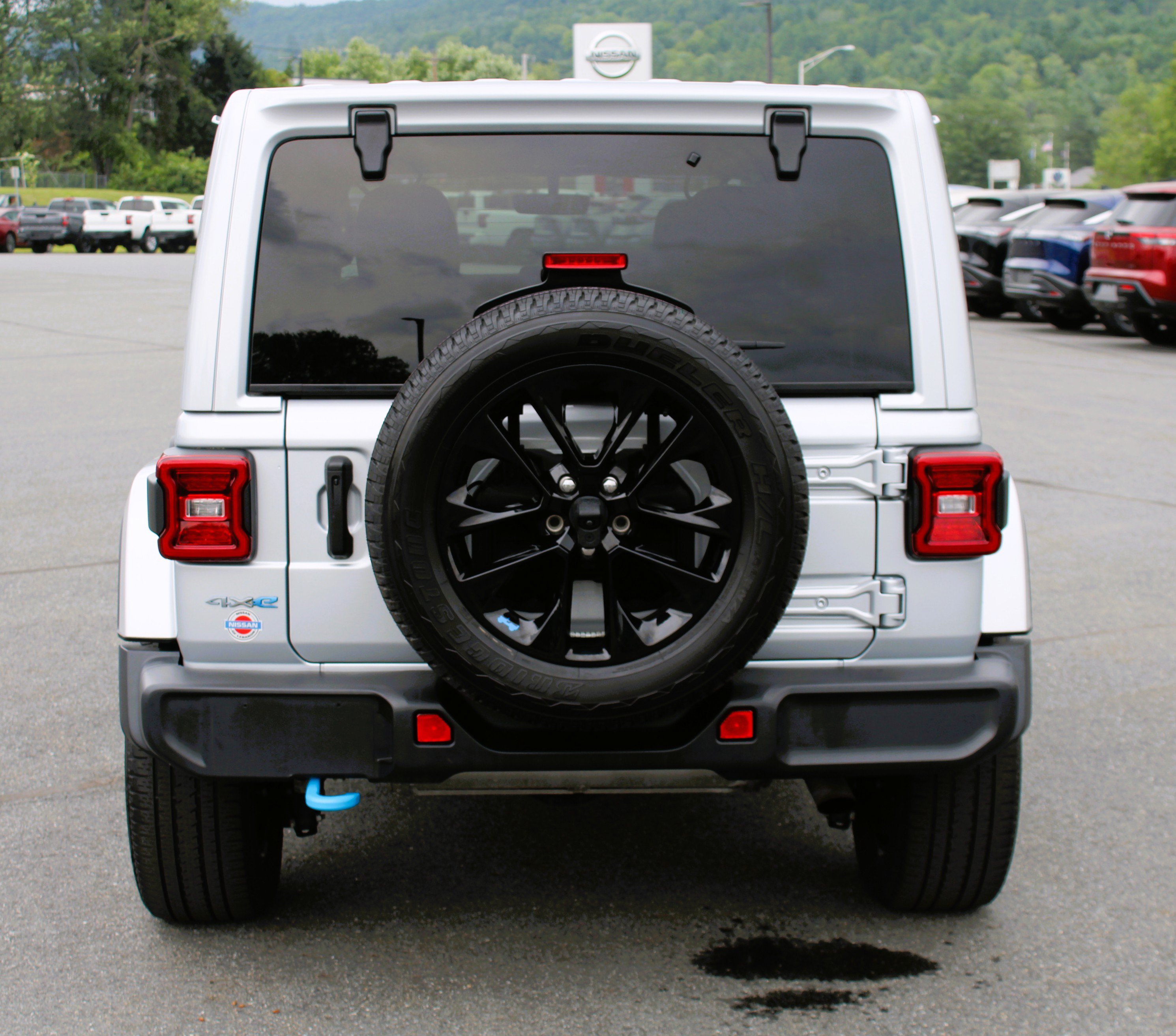 Used 2023 Silver Zynith Clearcoat Jeep Sahara image 9