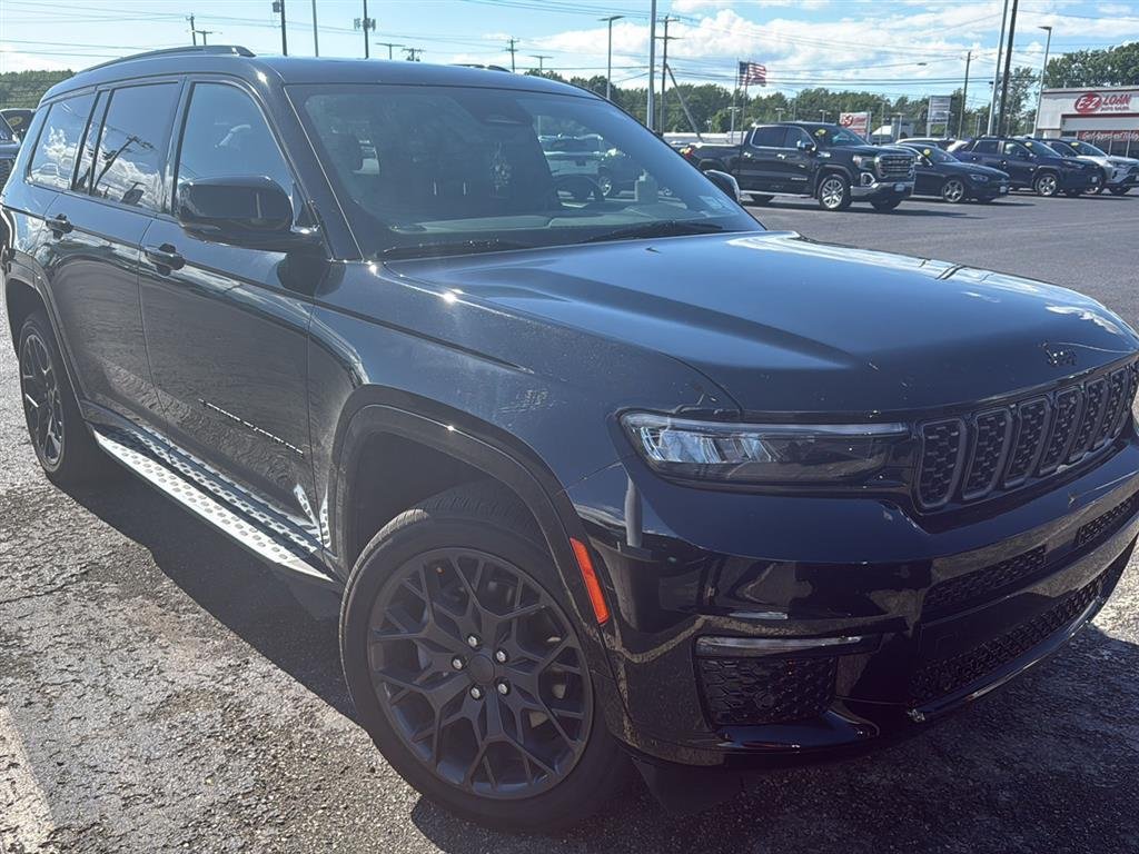 Used 2023 Diamond Black Crystal Pearlcoat Jeep Summit Reserve image 2