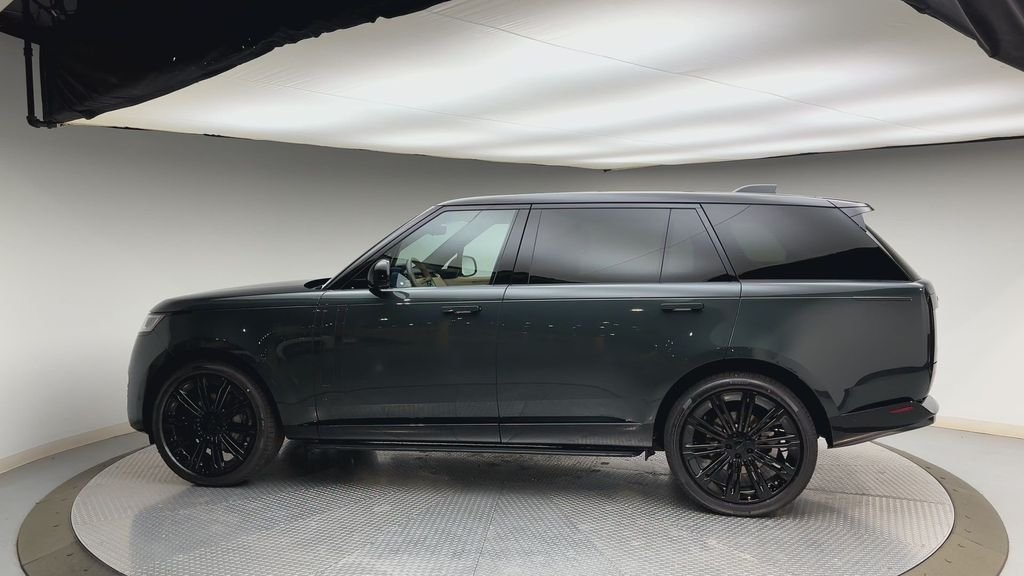 New 2026 Belgravia Green Land Rover SE image 5