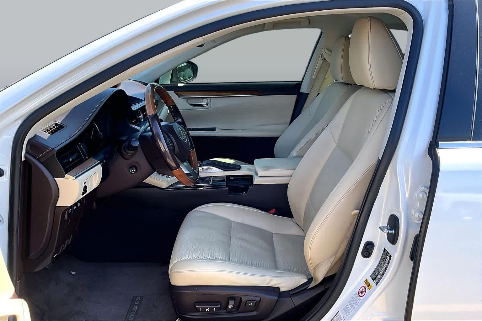 Used 2016 Eminent White Pearl Lexus Hybrid image 7