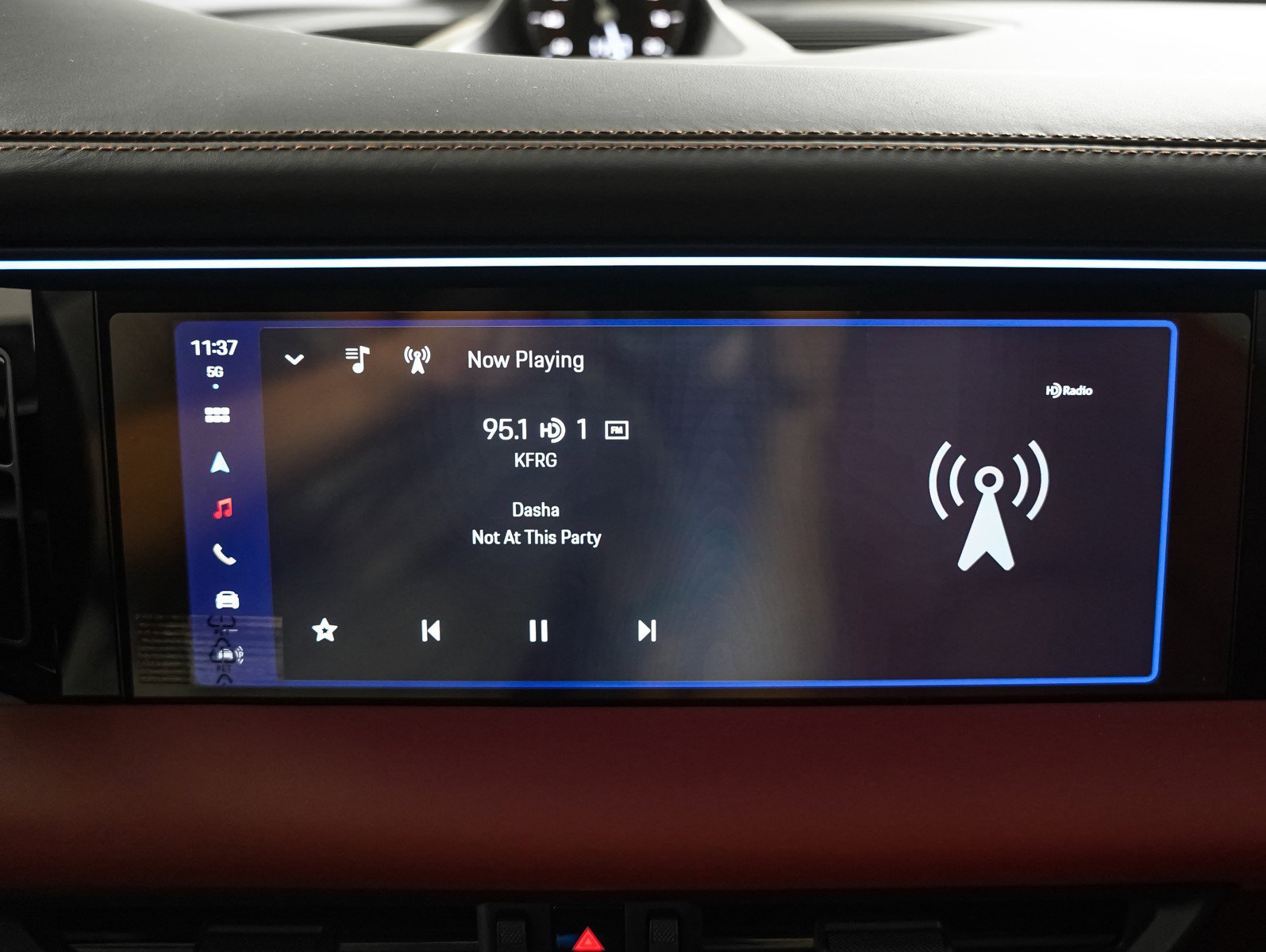 2025 Porsche Macan Turbo Electric - Photo 20