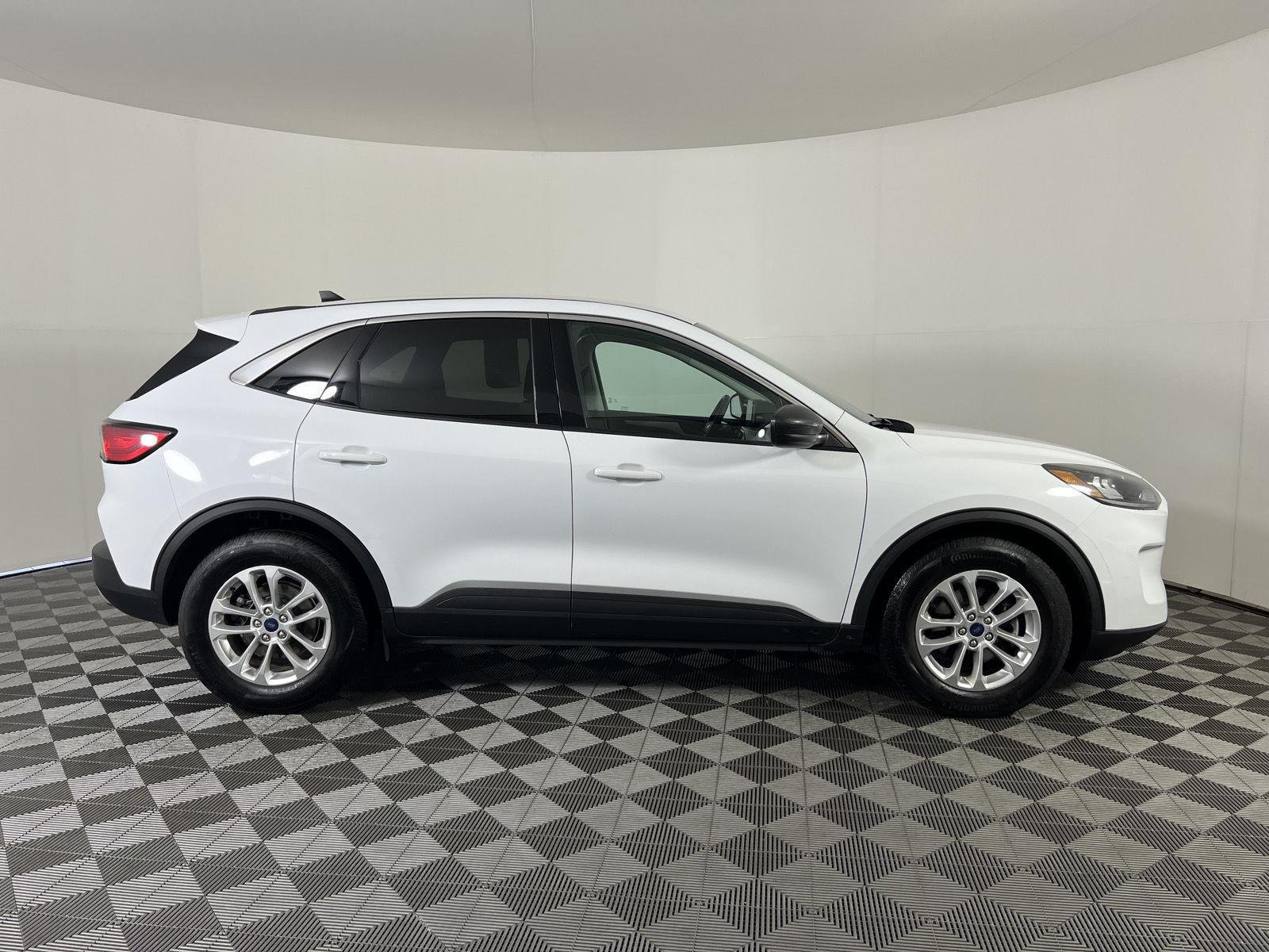 Used 2022 Wh Ford SE image 21
