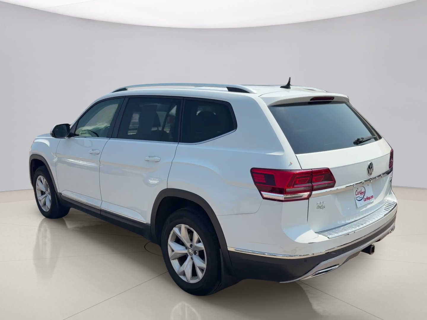 Used 2018 White Volkswagon SEL PREMIUM image 3