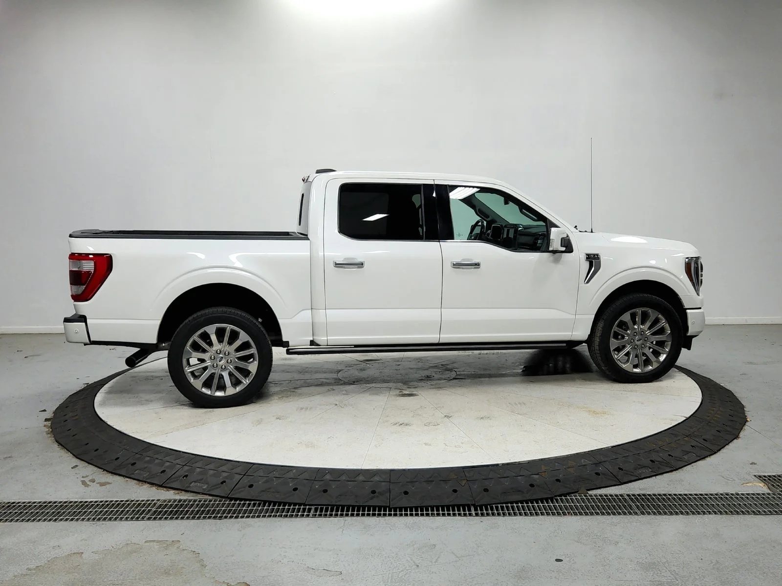 Used 2021 White Ford Limited image 9