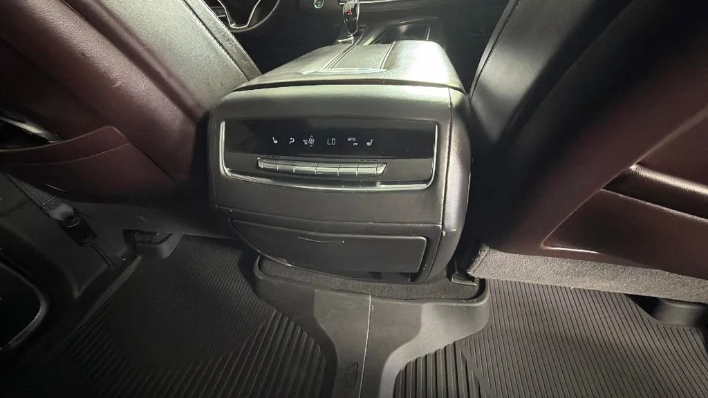 Used 2021 CRYSTAL WHITE TRICOAT Cadillac Sport Platinum image 40