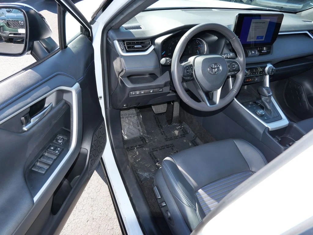 2025 Toyota RAV4 XSE - Photo 10