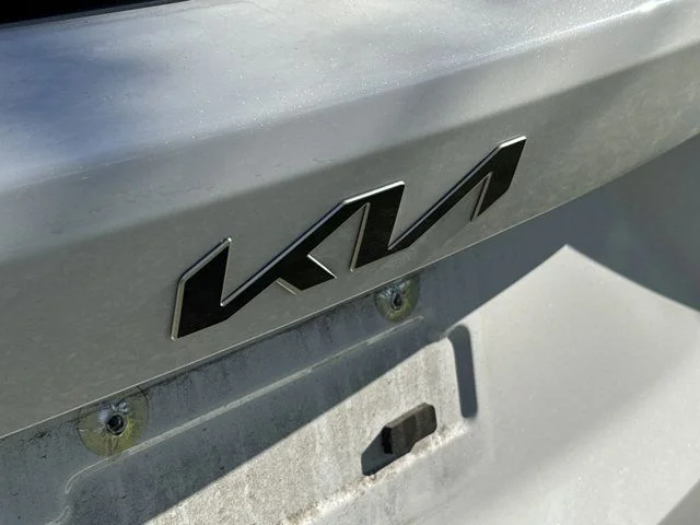Used 2023 White Kia S image 9