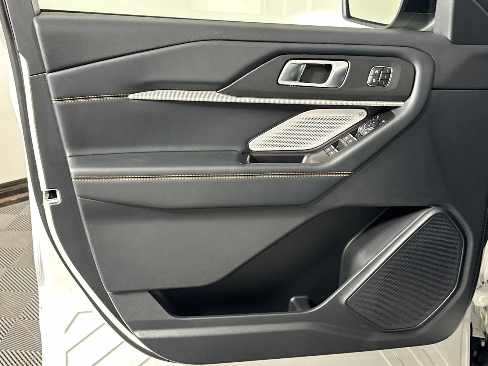 New 2026 Star White Metallic Tri-Coat Ford Tremor image 10